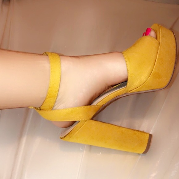 GOLD/MUSTARD YELLOW SUEDE HEELS - Picture 1 of 1